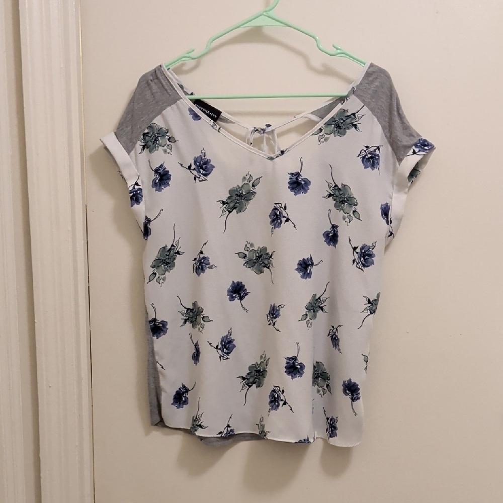 Chic Floral Women's Blouse - White and Gray